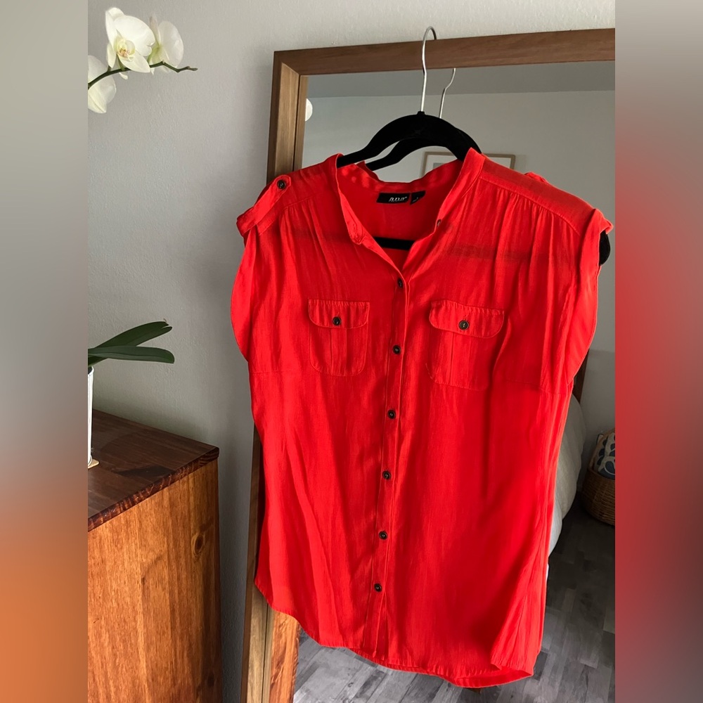 a.n.a Women's Bold Red Sleeveless Button-Down Shirt